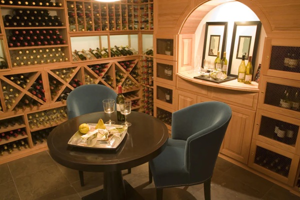 colección de vinos en mueble